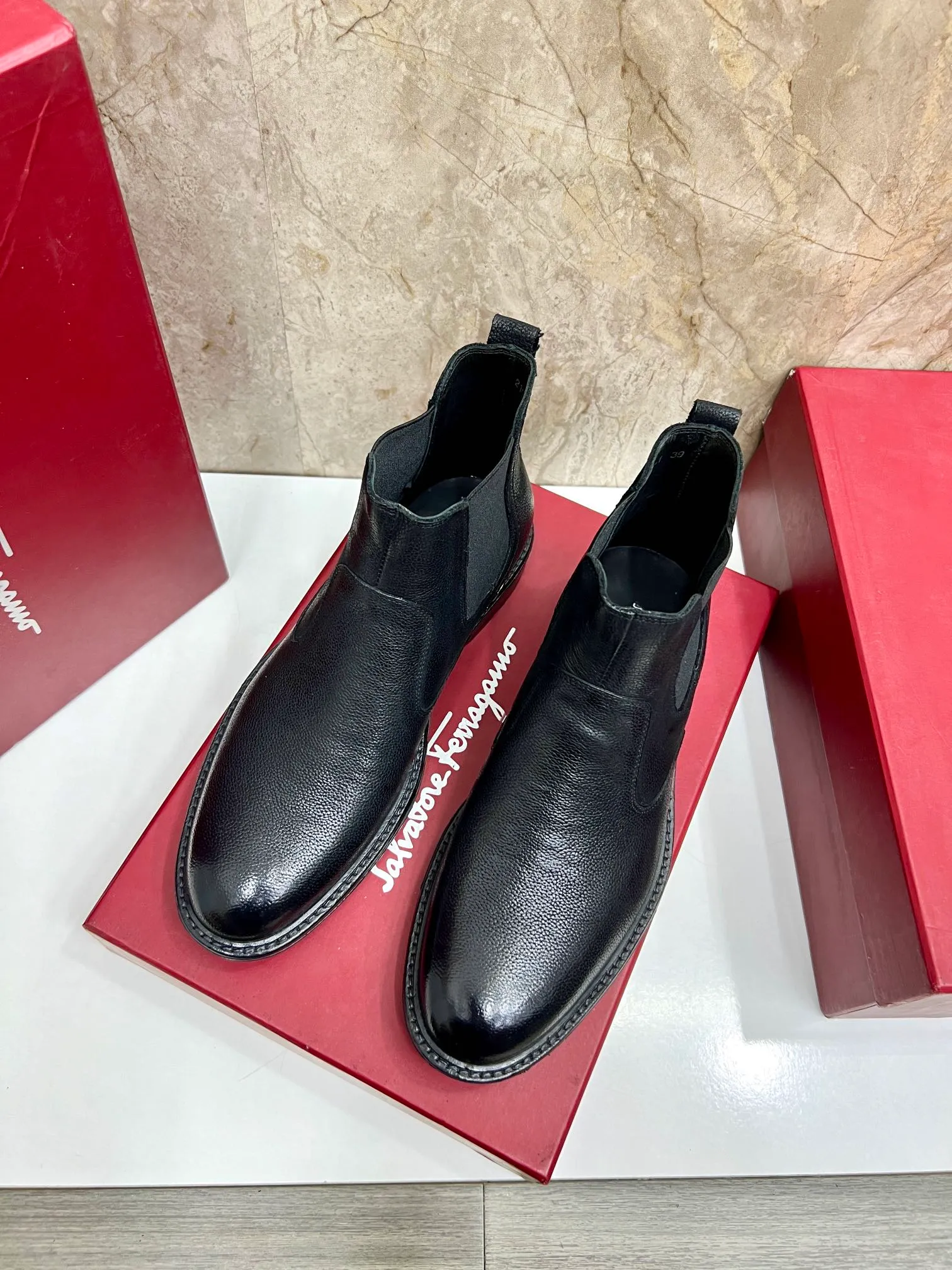 Original order quality: Men's shoes 💰700 Brand: Ferragamo (Ferragamo) One size larger: Men's size 38-44 (45 customized) Grade: Same style as the official website High-end men's shoes Material: Original cowhide, cowhide lining, original outsole Style category: Chelsea men's boots Fashion trend Color: Actual picture
